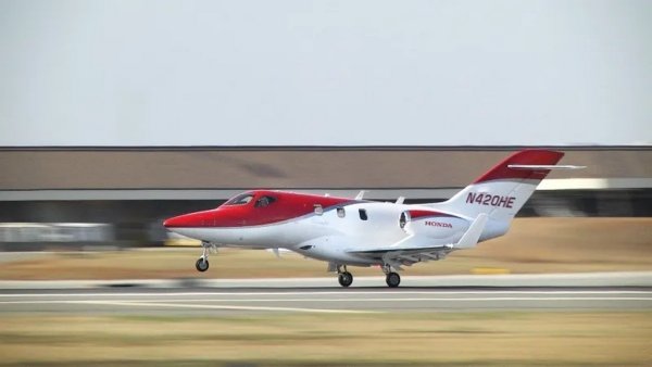 HondaJet струва над 5 милиона евро, което е стотина пъти над цената на Civic Type R. А пък е само три пъти по-бърз от нея. Бизнес джетът всъщност се произвежда от Honda Aircraft Company - дъщерна компания на японския гигант, базирана в Северна Каролина и създадена първоначално като секретно поделение за развойна дейност. 
